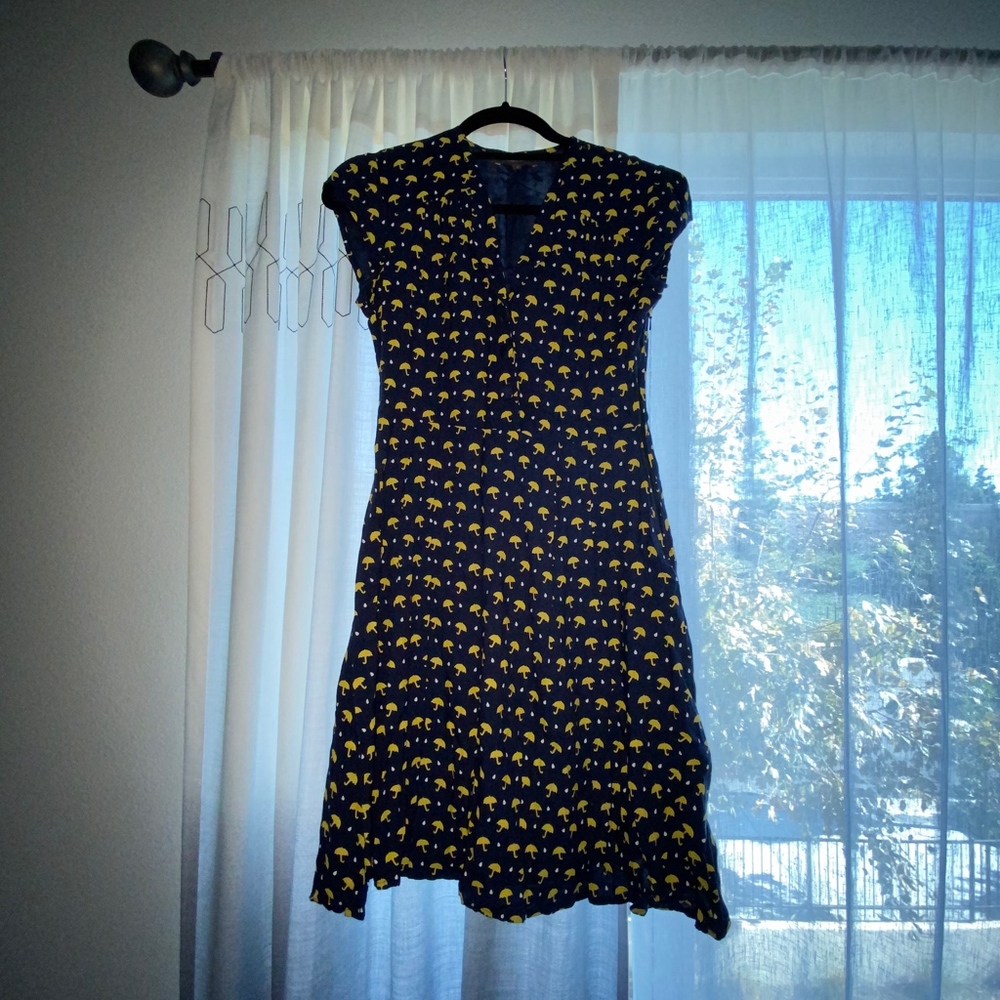 Take the Rains Dress in Umbrellas - Picture 2 of 6